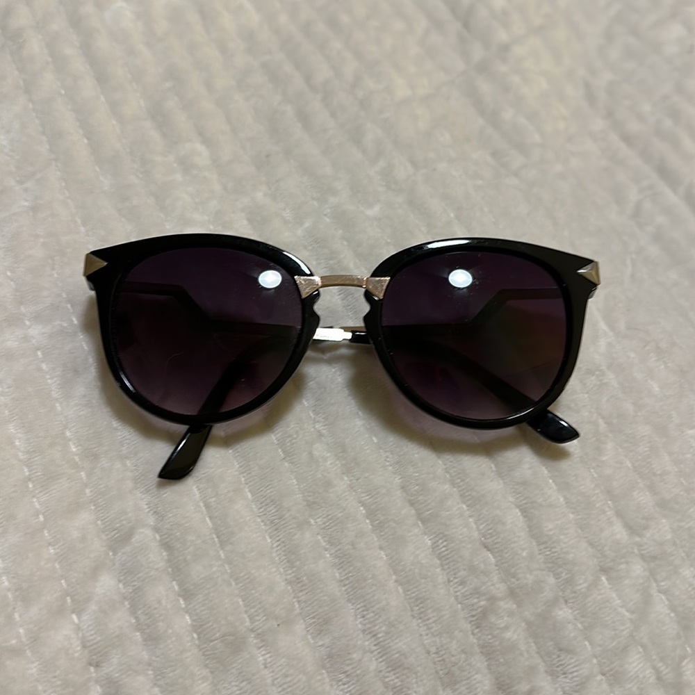 ⭐️Sunglasses with wavy detail